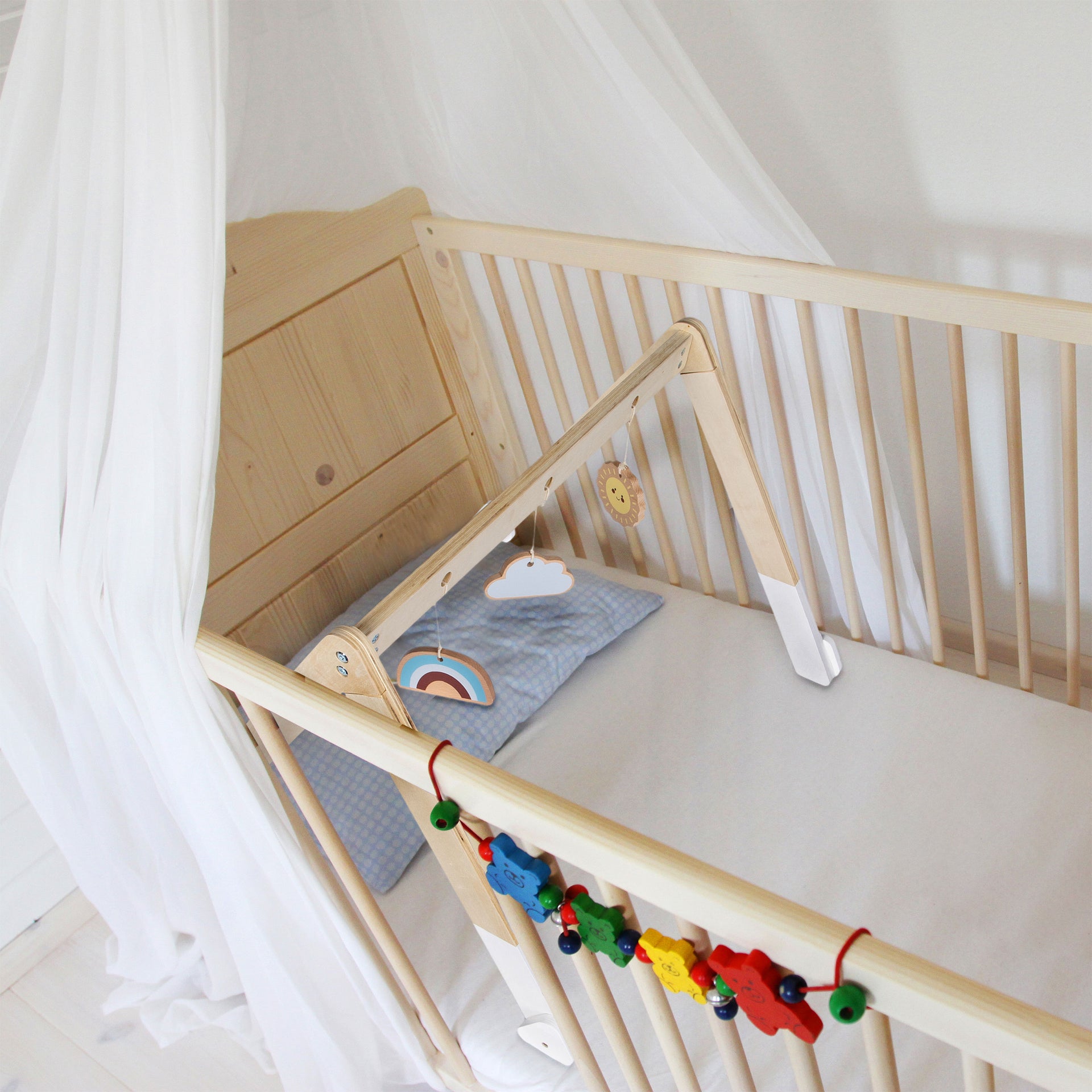 Izglītojošs vingrošanas koka statīvs + rotaļlietas SUN