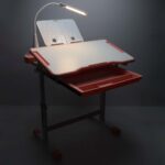 Biurko-dzieciece-szkolne-regulowane-krzeslo-lampka-LED-USB-rozowe-175620