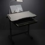 Biurko-dzieciece-szkolne-regulowane-krzeslo-lampka-LED-USB-szare-175587