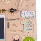 Tablica-manipulacyjna-drewniana-sensoryczna-zielony-zegar-75x50cm-131887