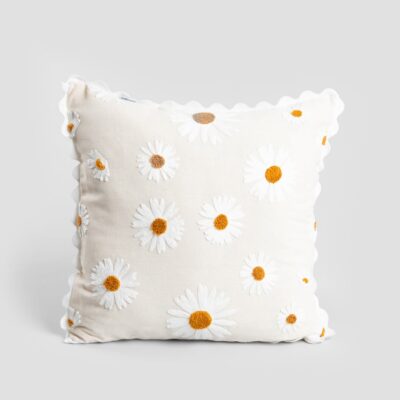 Чехол для подушки | MADELIF | с вышитыми ромашками и гребешковой отделкой | 45x45 см | 739804