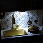 Kuchnia-dla-dzieci-drewniana-z-lodowka-tablica-kredowa-zlota-160609