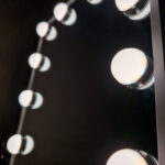 Lusterko-do-makijazu-kosmetyczne-podswietlane-LED-Hollywood-z-12-zarowkami-USB-30-x-40-cm-152946