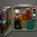 Tablica-manipulacyjna-sensoryczna-montessori-walizka-pokretla-mis-XXL-swiatlo-dzwiek-168274