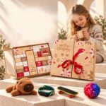 Adventes kalendārs Merry Christmas ar atvērtiem lodziņiem un pārsteigumiem: plīša rotaļlieta, pulkstenis, pirkstu skrituļdēlis un bumba