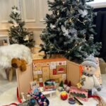 Adventes kalendārs Merry Christmas ar 24 lodziņiem un pārsteigumiem pie eglītes