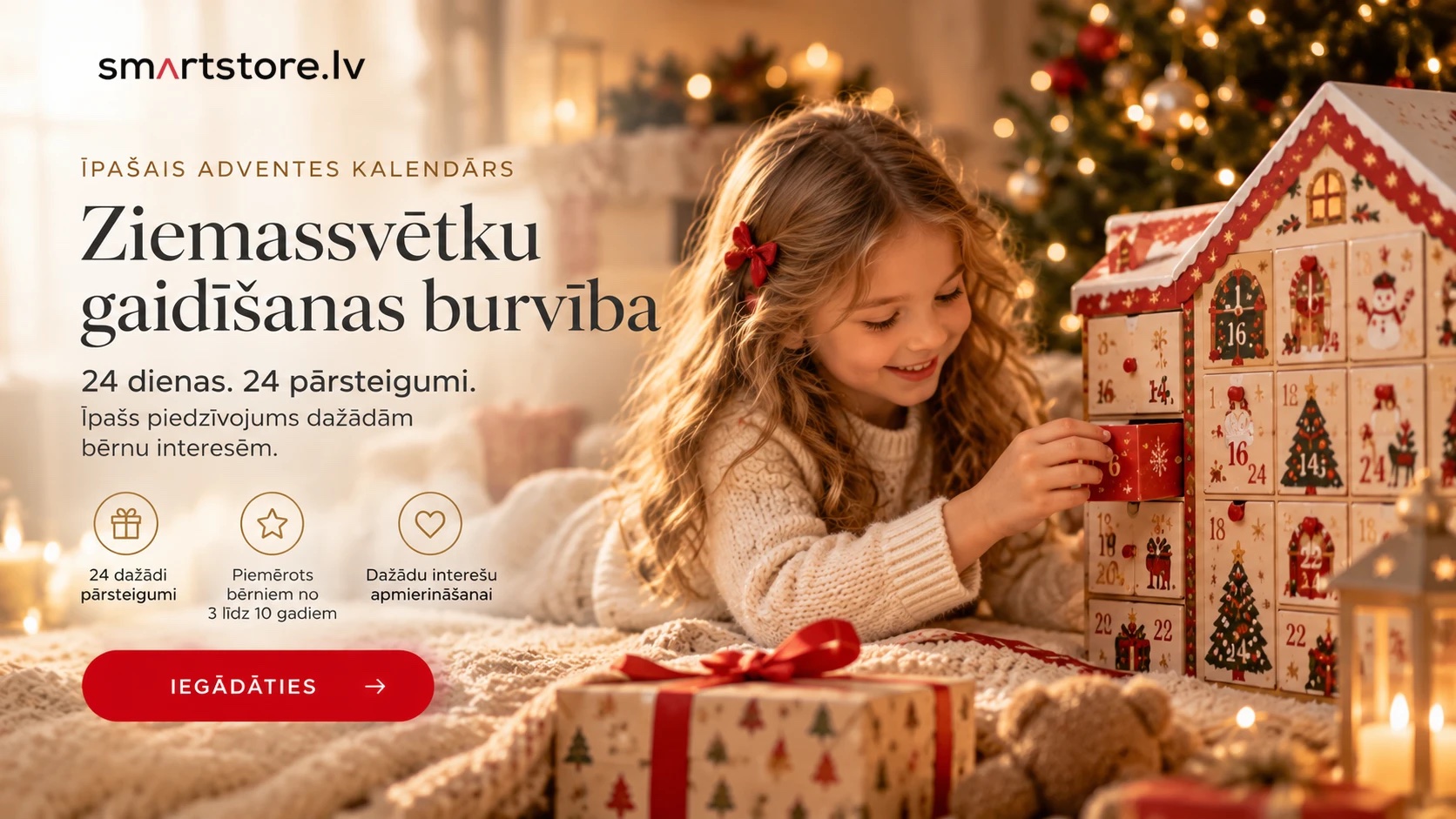Meitene atver adventes kalendāra lodziņu pie Ziemassvētku eglītes